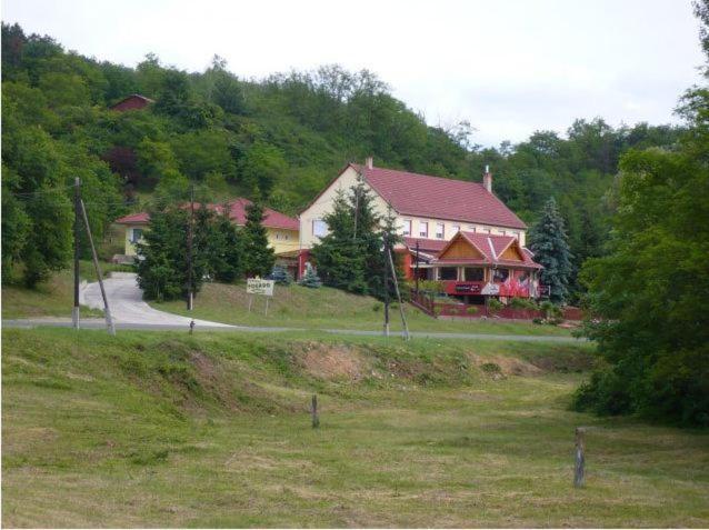 Hotel Fenyves Fogado Szurdokpüspöki Exterior foto