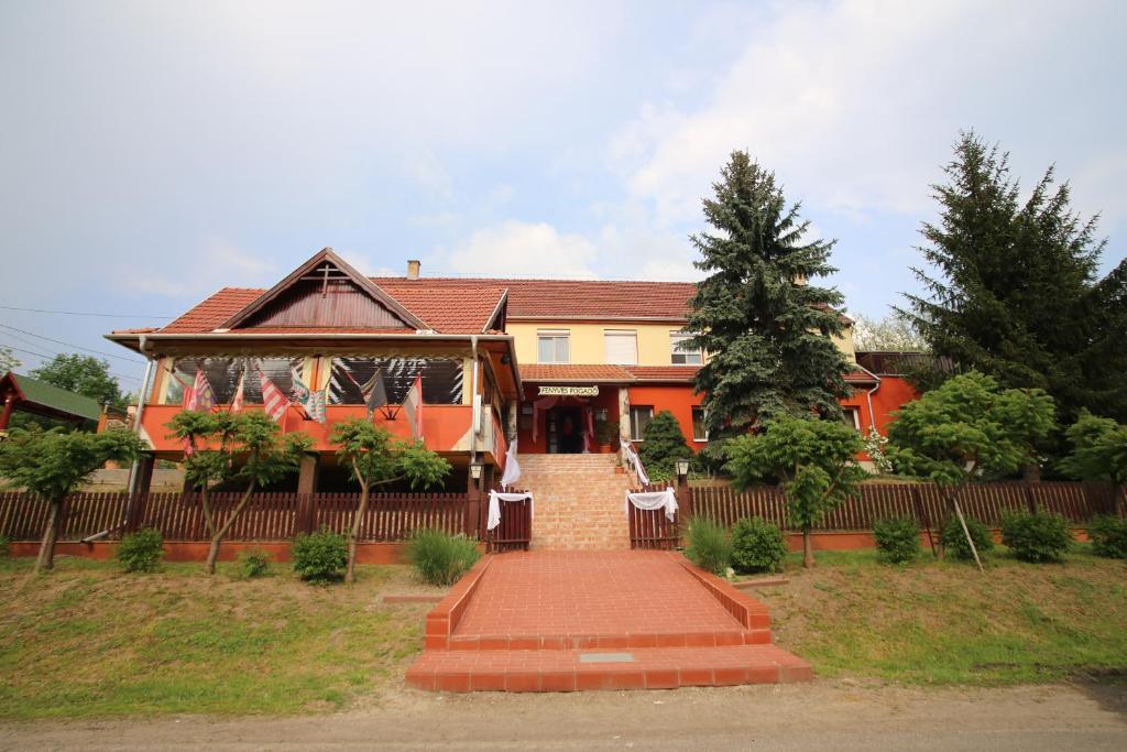 Hotel Fenyves Fogado Szurdokpüspöki Exterior foto